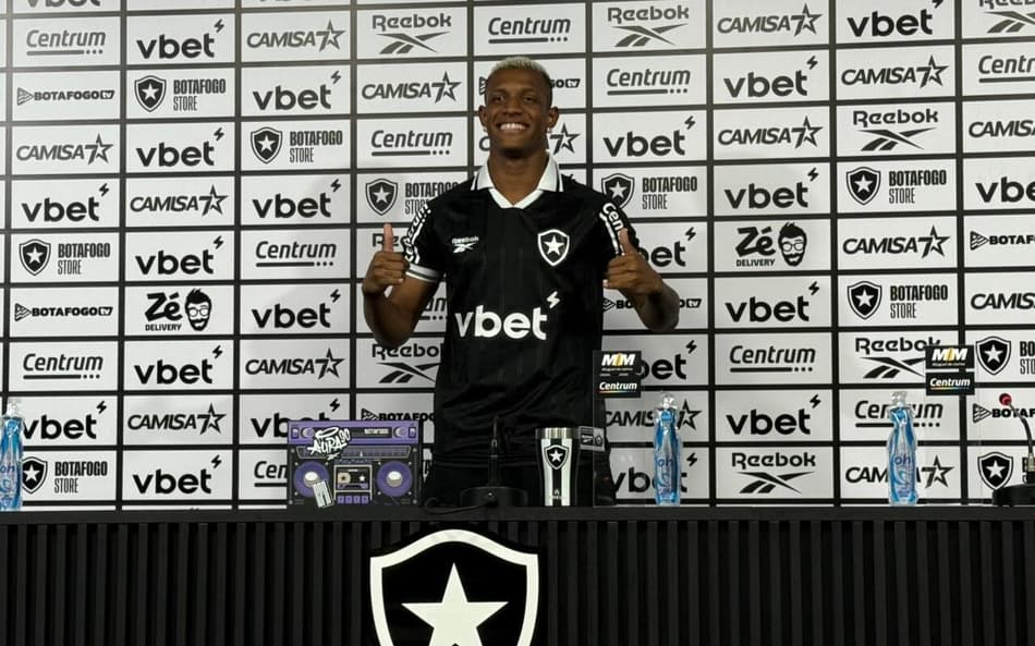 ‘Quero fazer história’: Danilo é apresentado no Botafogo; veja