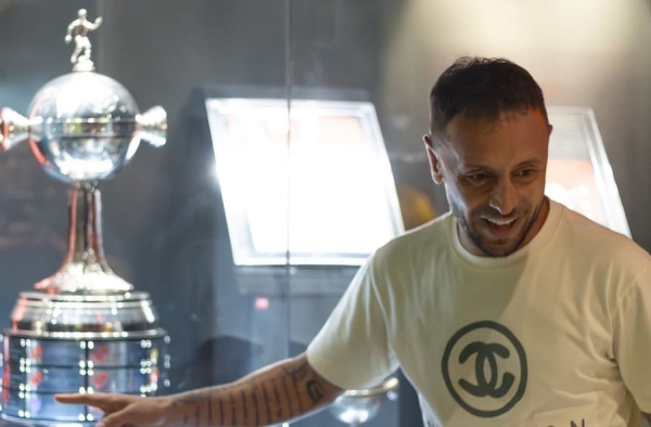 Rafinha visita sede do Flamengo com a família