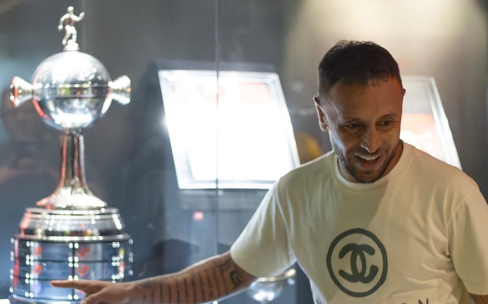 Rafinha visita sede do Flamengo com a família