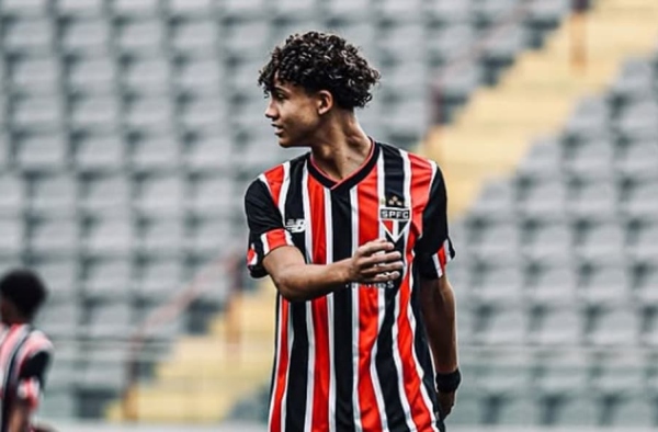 São Paulo acerta contrato profissional de joia de Cotia monitorada pelo Barcelona