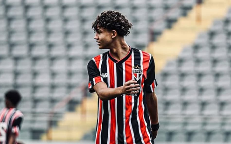 São Paulo acerta contrato profissional de joia de Cotia monitorada pelo Barcelona