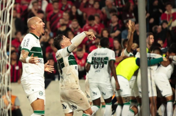 Seguranças e torcida do Athletico agridem jornalistas e jogador do Coritiba no Atletiba