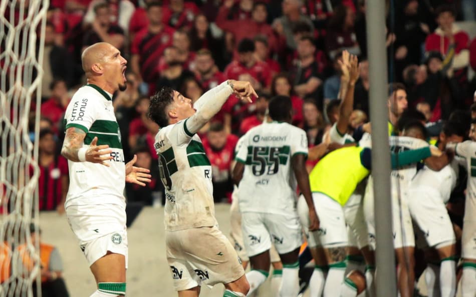 Seguranças e torcida do Athletico agridem jornalistas e jogador do Coritiba no Atletiba