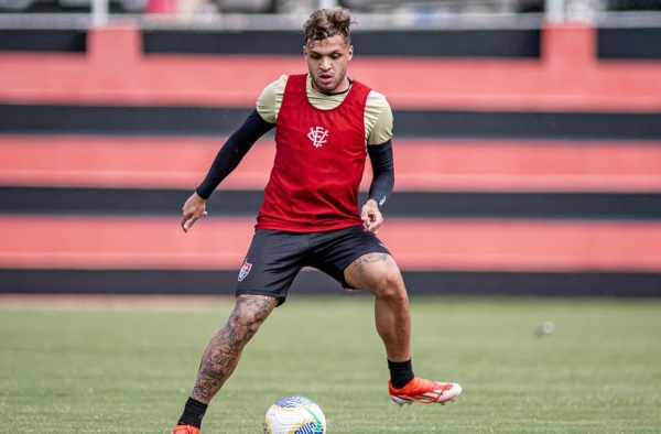 Sem jogar desde janeiro, ex-Cruzeiro é reintegrado ao Vitória; veja como foi o treino