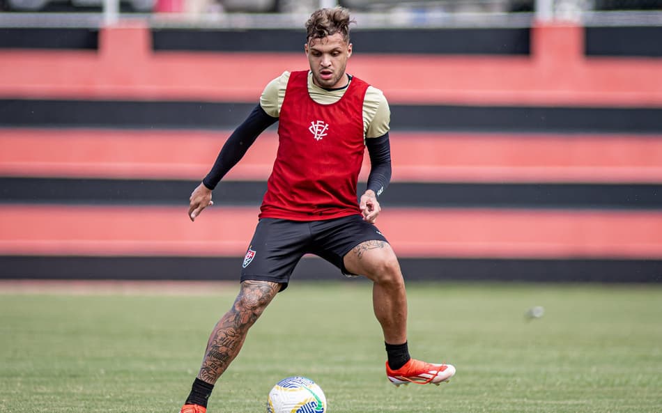 Sem jogar desde janeiro, ex-Cruzeiro é reintegrado ao Vitória; veja como foi o treino
