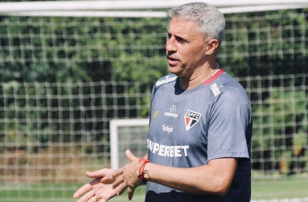 Sem mudanças, Crespo escala o São Paulo para encarar o Corinthians