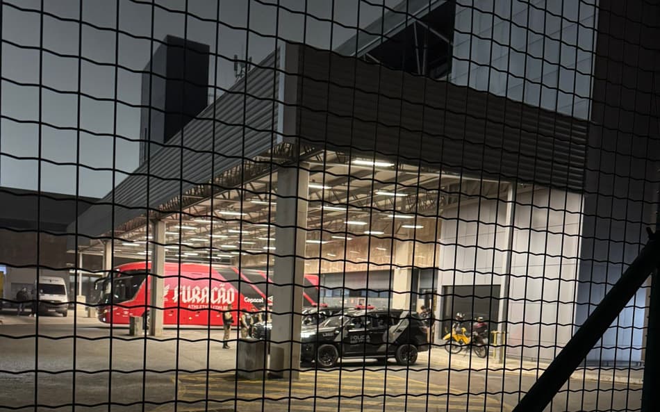 Torcida do Athletico protesta dentro do avião e no aeroporto por má fase na Série B