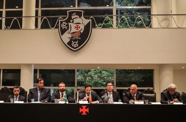 Vasco associativo publica balanço e acusa empresa de desvio de receita de sócios; Salgado responde acusações