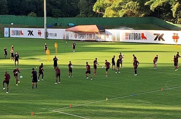 Veja imagens e detalhes do treino do Vitória, que teve reforço e atletas da base