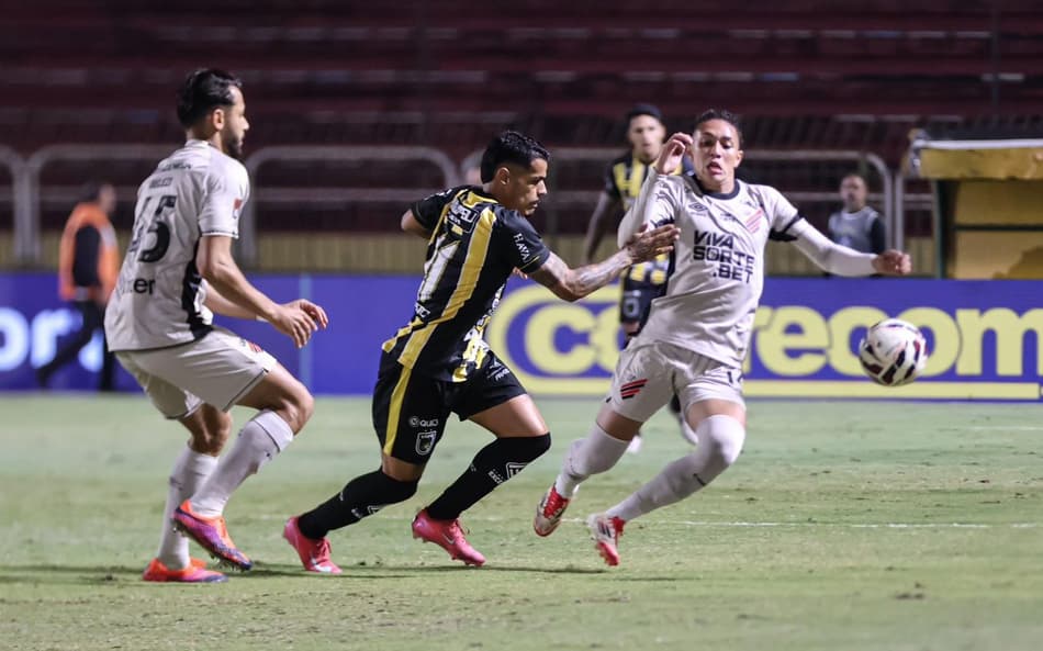 Virada heroica! Volta Redonda sai perdendo por 2 a 0, bate o Athletico-PR e respira na Série B; veja os resultados