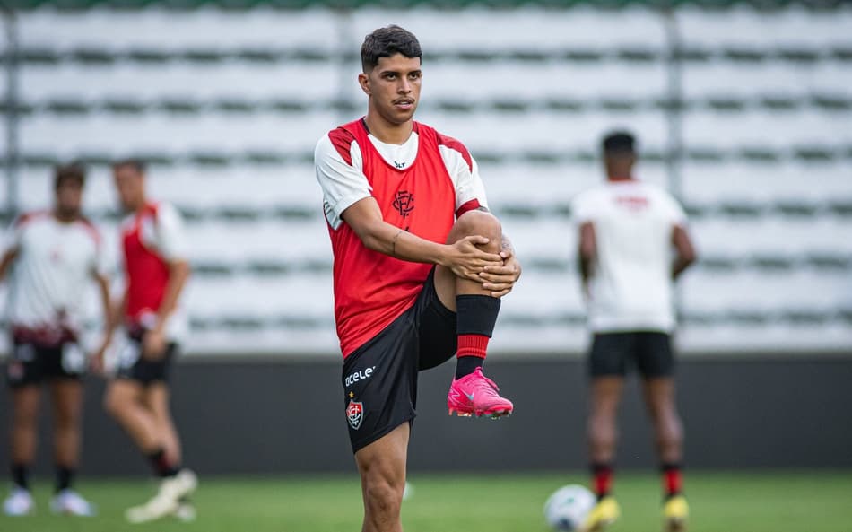 Vitória renova com jogador que entrou em campo por 23 minutos